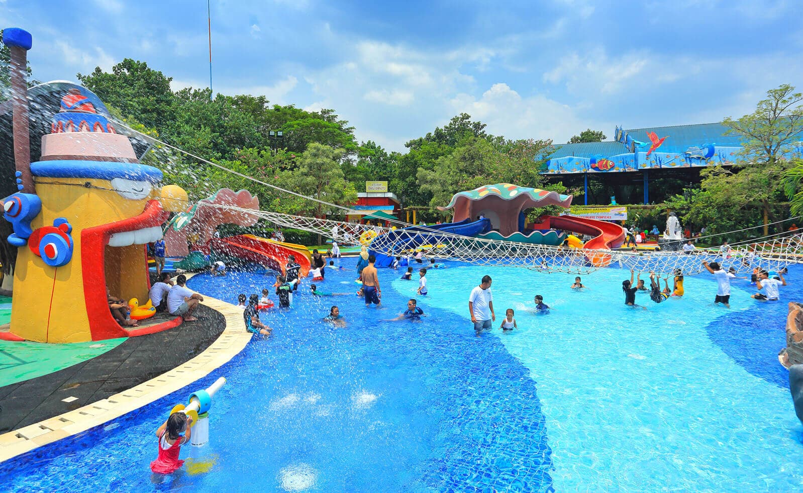 Ajak semua teman dan keluarga buat main air di sini! 💦👨‍👩‍👧‍👦 Dijamin seru dan bikin nagih. Tempat paling pas buat ngumpul dan bikin ke